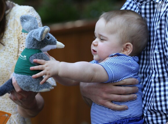 Le prince George, fils du prince William et de Kate Middleton, lors d'une visite au Taronga Zoo de Sydney, le 20 avril 2014.