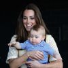 Kate Middleton et son fils le prince George, lors d'une visite au Taronga Zoo de Sydney, le 20 avril 2014.