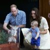 Le prince William et Kate Middleton visitent le Taronga Zoo avec leur fils le prince George dans le cadre de leur tournée en Océanie, le 20 avril 2014.