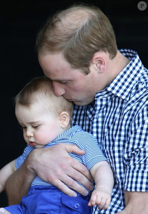 Le prince William et son fils le prince George lors d'une visite au Taronga Zoo de Sydney, le 20 avril 2014.