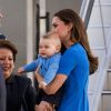 Le prince William, Kate Middleton et leur fils, le prince George à leur arrivée à Canberra, le 20 avril 2014.