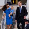 Le prince William, Kate Middleton et leur fils, le prince George à leur arrivée à Canberra, le 20 avril 2014.
