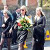Debbie Lang, sa fille Lola et Tiger Lily (soeur de Peaches) aux obsèques de Peaches Geldof, décédée à l'âge de 25 ans, en l'église de "St Mary Magdalene and St Lawrence" dans le village de Davington en Angleterre, le 21 avril 2014.