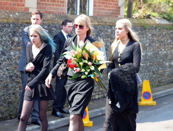 Debbie Lang, sa fille Lola et Tiger Lily (soeur de Peaches) aux obsèques de Peaches Geldof, décédée à l'âge de 25 ans, en l'église de "St Mary Magdalene and St Lawrence" dans le village de Davington en Angleterre, le 21 avril 2014.