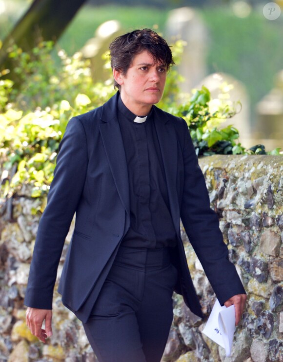 Le prêtre Tracey Bateson aux obsèques de Peaches Geldof, décédée à l'âge de 25 ans, en l'église de "St Mary Magdalene and St Lawrence" dans le village de Davington en Angleterre, le 21 avril 2014.