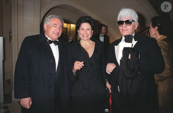 Domnique Strauss-Kahn, Anne Sinclair et Karl Lagerfled à Paris le  mars 2000. 