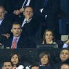 Le prince Felipe et la princesse Letizia d'Espagne assistaient le 23 avril 2014 à la demi-finale aller de Ligue des Champions entre l'Atletico Madrid et Chelsea, au stade Vicente Calderon à Madrid, le 22 avril 2014.