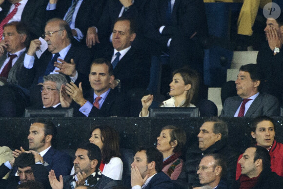 Ils y ont pourtant cru, mais ça n'a pas suffi... Le prince Felipe et la princesse Letizia d'Espagne assistaient le 23 avril 2014 à la demi-finale aller de Ligue des Champions entre l'Atletico Madrid et Chelsea, au stade Vicente Calderon à Madrid, le 22 avril 2014.