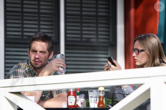 Exclusif - Paul Walker déjeune avec sa compagne Jasmine Pilchard-Gosnell à Montecito le 28 octobre 2010.
