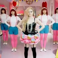 Avril Lavigne, bonbons et muffins : La rockstar ultra-girly dans ''Hello Kitty''