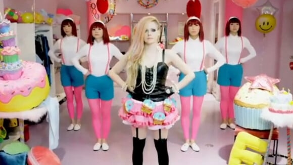 Avril Lavigne, bonbons et muffins : La rockstar ultra-girly dans ''Hello Kitty''