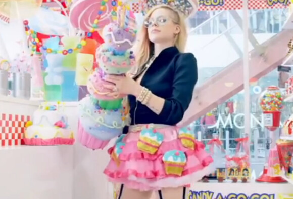 Avril Lavigne en mode "kawaï japonais" dans son nouveau clip "Hello Kitty", dévoilé le 21 avril 2014.