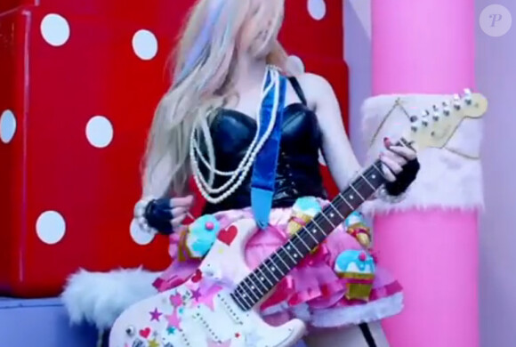Avril Lavigne en mode "kawaï japonais" dans son nouveau clip "Hello Kitty", mis en ligne le 21 avril 2014.