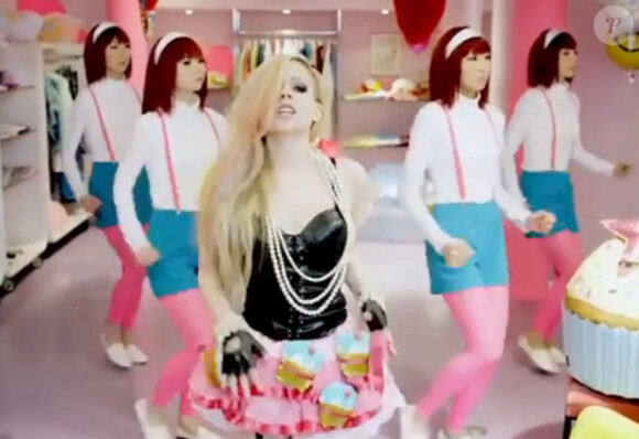 Avril Lavigne en mode "kawaï" dans son nouveau clip "Hello Kitty", mis en ligne le 21 avril 2014.