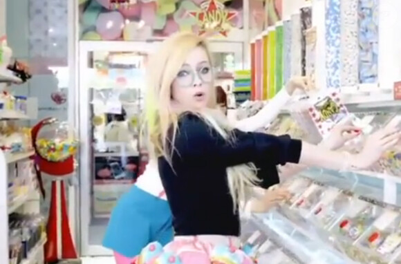 Avril Lavigne dans le clip "Hello Kitty", son dernier clip mis en ligne le 21 avril 2014.