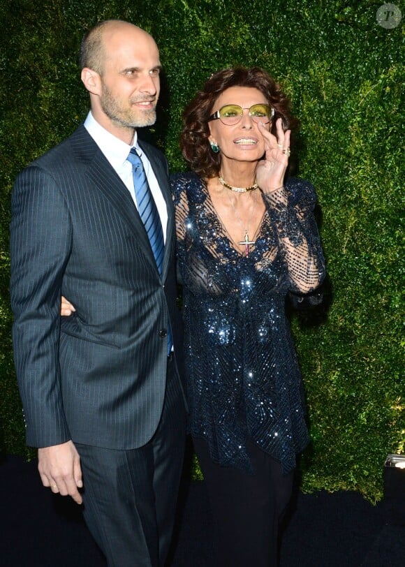 Sophia Loren et son fils Edoardo Ponti lors du 9e dîner de la maison Chanel au restaurant Balthazar pendant le Festival du film de Tribeca à New York, le 22 avril 2014.