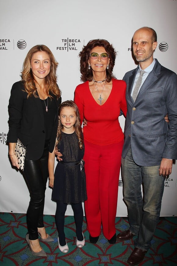 Sophia Loren avec son fils Edoardo Ponti, la femme de ce dernier Sasha Alexander et leur fille Lucia Sofia Ponti lors du festival du film de Tribeca à New York le 21 avril 2014