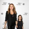 Sasha Alexander, la belle-fille de Sophia Loren, avec sa fille Lucia lors du festival du film de Tribeca à New York le 21 avril 2014
