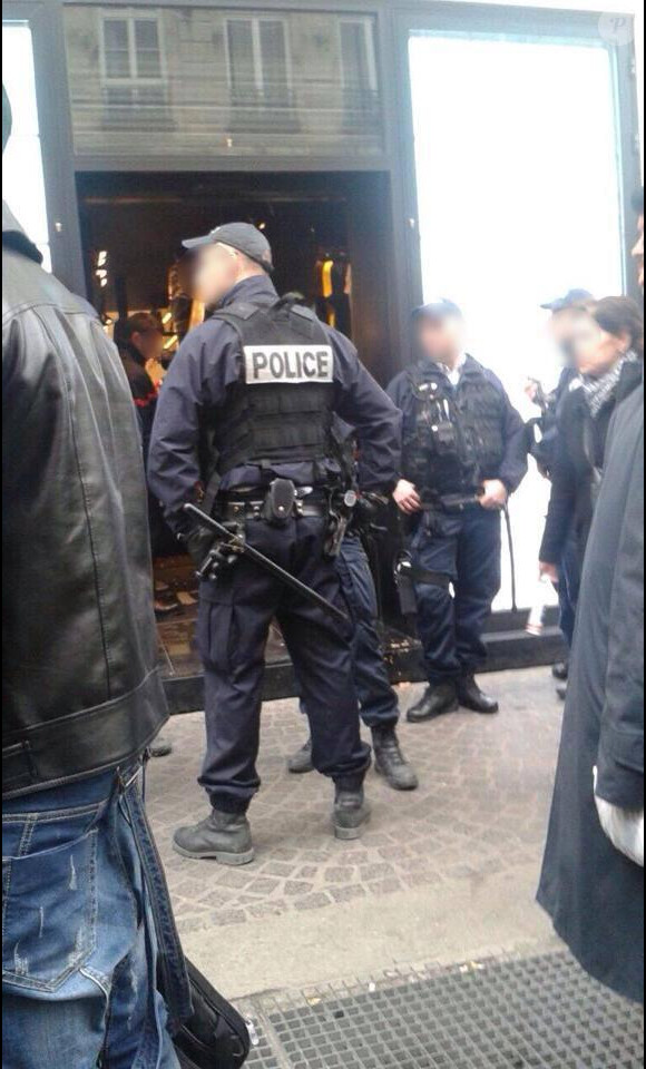 Des policiers devant la boutique Unküt au 31, rue de la Ferronnerie, dans le 1er arrondissement de Paris, après l'agression d'un jeune vendeur par Rohff et d'autres personnes non-identifiées.