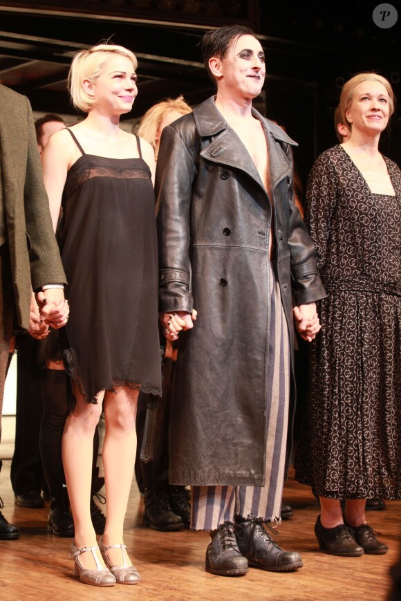 Alan Cumming et Michelle Williams ovationnés lors de la première de Cabaret à Broadway, Studio 54, à New York, le 24 avril 2014.