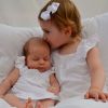 La princesse Estelle de Suède, fille de la princesse Victoria, a rencontré pour la première fois sa cousine la princesse Leonore, fille de la princesse Madeleine née le 20 février 2014, lors d'un voyage à New York avec ses parents au milieu du mois d'avril 2014.