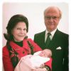 La reine Silvia et le roi Carl XVI Gustaf de Suède avec leur petite-fille la princesse Leonore de Suède après sa naissance le 20 février 2014 à New York