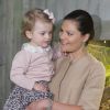 La princesse Victoria avec sa fille la princesse Estelle de Suède à l'aquarium du zoo de Stockholm le 16 avril 2014