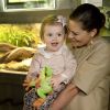 La princesse Victoria avec sa fille la princesse Estelle de Suède à l'aquarium du zoo de Stockholm le 16 avril 2014