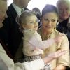 La princesse Victoria avec sa fille la princesse Estelle de Suède à l'aquarium du zoo de Stockholm le 16 avril 2014