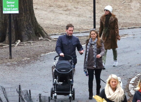 Exclusif - La princesse Madeleine et son mari Chris O'Neill promenant en poussette leur fille Leonore à New York le 30 mars 2014.