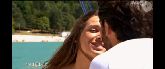 Alix vole un baiser à Paul (Bachelor le gentleman célibataire - épisode 8 diffusé le lundi 14 avril 2014 sur NT1)