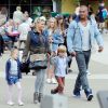 Kerry Katona (Atomic Kitten) très amoureuse de son nouveau boyfriend George Kay au zoo de Chester le 6 août 2013, avec ses enfants Heidi  et Maxwell, nés de son mariage avec Mark Croft.