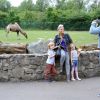 Kerry Katona (Atomic Kitten) très amoureuse de son nouveau boyfriend George Kay au zoo de Chester le 6 août 2013, avec ses enfants Heidi  et Maxwell, nés de son mariage avec Mark Croft.