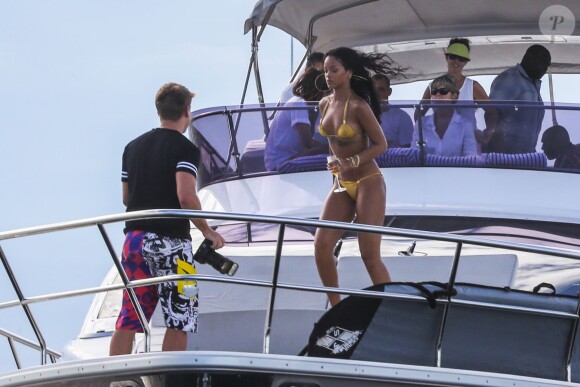 Rihanna en plein shooting sur un yacht à Rio De Janeiro, le 19 janvier 2014.