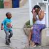 Exclusif - Alexsandra Wright, l'ex maîtresse de Matthew Knowles (le père de Beyoncé) et son fils Nixon sont forcés de quitter leur maison pour se retrouver à la rue le 28 Mars 2014 à Los Angeles.