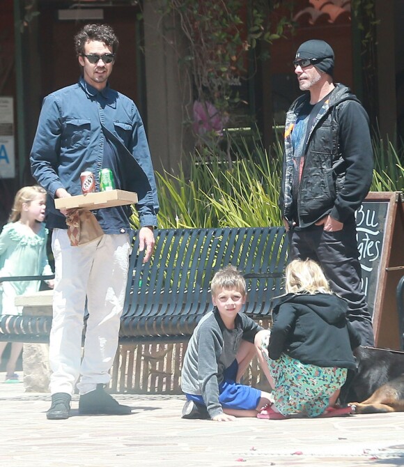 Exclusif - Rupert Sanders emmène ses enfants Tennyson et Skyla déjeuner dehors à Malibu, le 26 avril 2014