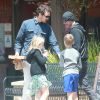 Exclusif - Rupert Sanders emmène ses deux enfants Tennyson et Skyla déjeuner dehors à Malibu, le 26 avril 2014