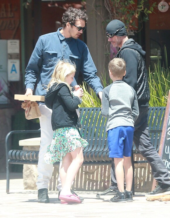 Exclusif - Rupert Sanders emmène ses deux enfants Tennyson et Skyla déjeuner dehors à Malibu, le 26 avril 2014