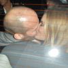 Les amoureux Jason Statham et Rosie Huntington-Whiteley s'embrassent dans un taxi après avoir dîné au restaurant Nobu. Londres, le 26 avril 2014.