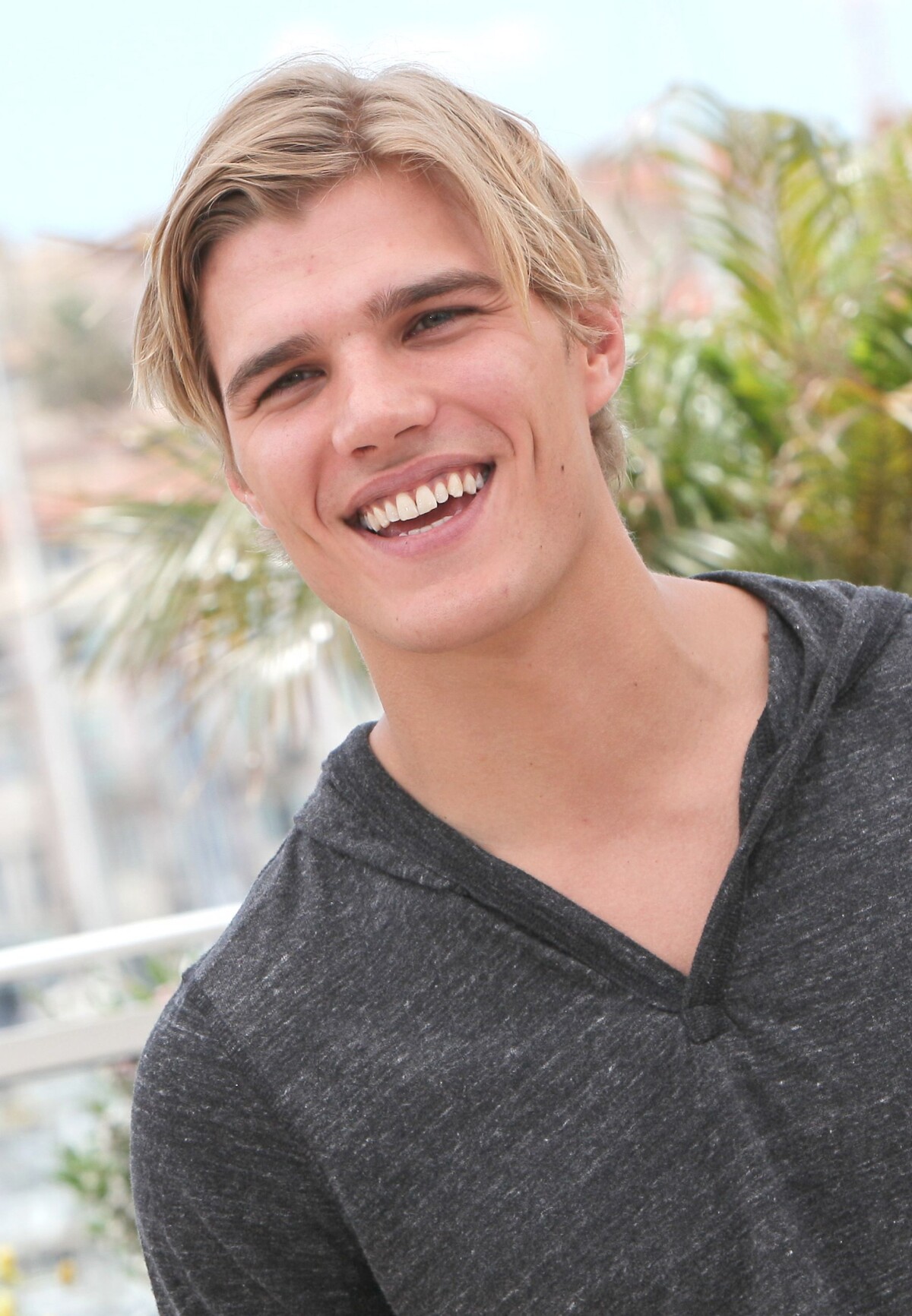 Vidéo Chris Zylka à Cannes le 15 mai 2010. Purepeople