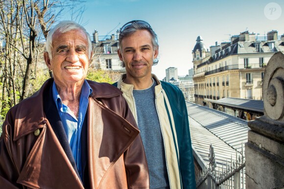 Exclusif - Le 20 mars 2014, Jean-Paul Belmondo et son fils Paul sur le pont de Bir-Hakeim où s'est tourné Peur sur la ville.