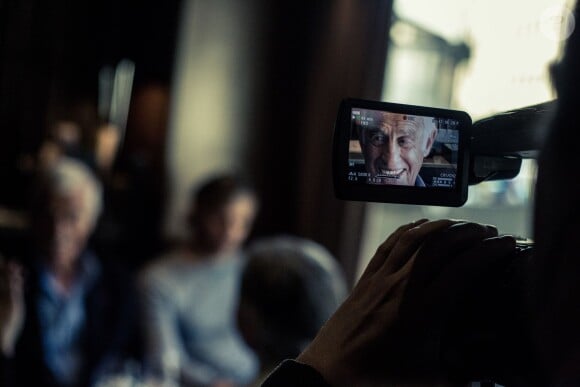 Exclusif - Jean-Paul Belmondo le 20 mars 2014 au café de l'Alma pour fêter la concrétisation du documentaire qui va être tourné pour TF1 sur Jean-Paul Belmondo. L'acteur amènera son fils Paul sur les différents lieux de tournage dans le monde de ses films les plus célèbres.