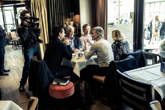 Exclusif - Jean-Paul Belmondo, son fils Paul et le producteur Cyril Viguier ont déjeuné le 20 mars 2014 au café de l'Alma pour fêter la concrétisation du documentaire qui va être tourné pour TF1 sur Jean-Paul Belmondo. L'acteur amènera son fils Paul sur les différents lieux de tournage dans le monde de ses films les plus célèbres.