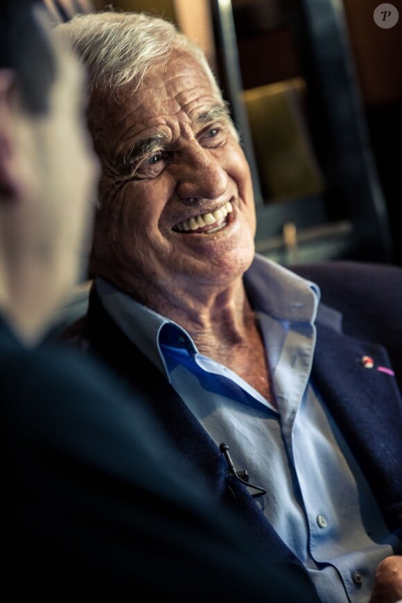Exclusif - Le 20 mars 2014, Jean-Paul Belmondo au café de l'Alma pour fêter la concrétisation du documentaire qui va être tourné pour TF1 sur Jean-Paul Belmondo.
