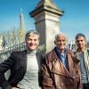 Exclusif - Jean-Paul Belmondo, son fils Paul et le producteur Cyril Viguier sur le pont Bir-Hakeim le 20 mars 2014 pour fêter la concrétisation du documentaire qui va être tourné pour TF1 sur Jean-Paul Belmondo. L'acteur amènera son fils Paul sur les différents lieux de tournage dans le monde de ses films les plus célèbres.