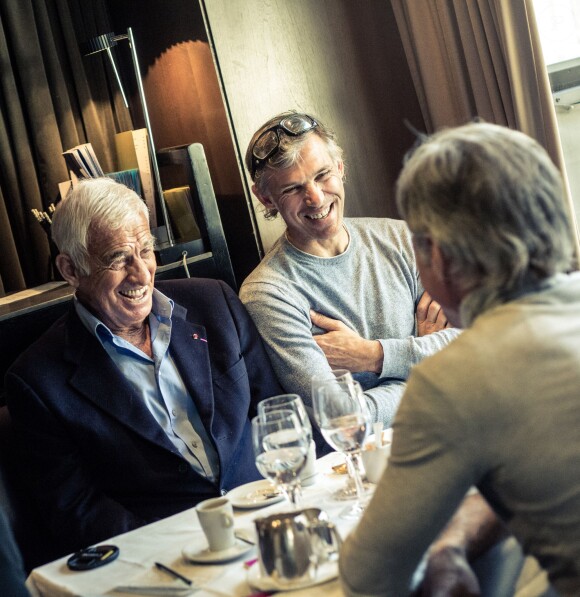 Exclusif - Jean-Paul Belmondo, son fils Paul et le producteur Cyril Viguier ont déjeuné le 20 mars 2014 au café de l'Alma pour fêter la concrétisation du documentaire qui va être tourné pour TF1 sur Jean-Paul Belmondo. L'acteur amènera son fils Paul sur les différents lieux de tournage dans le monde de ses films les plus célèbres.