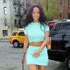 Rihanna, une bombe dans son ensemble crop top et mini-jupe vert menthe, sac Prada et sandales Manolo Blahnik. New York, le 28 avril 2014.
