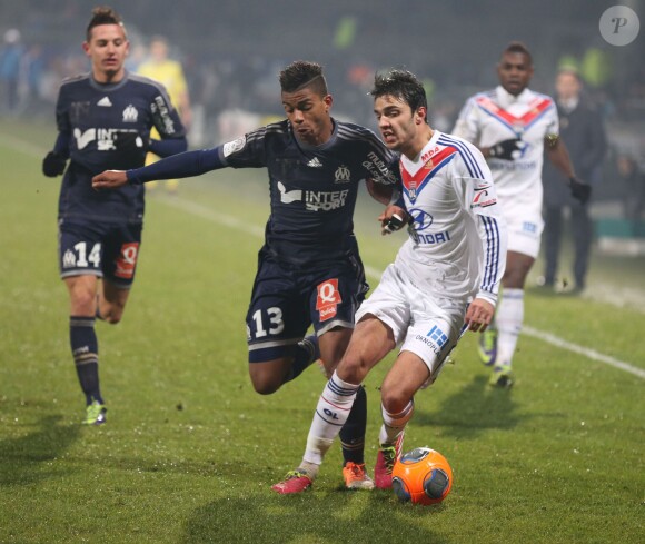 Clément Grenier et Mario Lemina au duel lors du match entre l'Olympique Lyonnais et l'Olympique de Marseille au stade Gerland de Lyon, le 15 décembre 2013