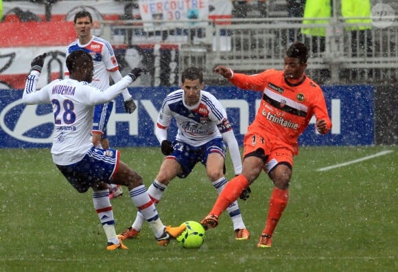 Arnold Mvuemba et Mario Lemina lors du match entre l'Olympique Lyonnais et le FC Lorient au stade Gerland de Lyon, le 24 février 2013