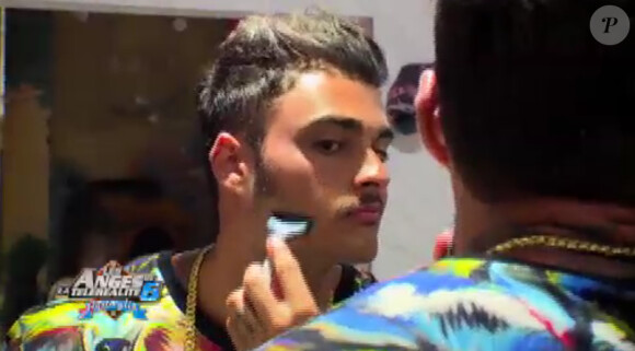 Les garçons s'offrent une moustache dans Les Anges de la télé-réalité 6, le mardi 29 avril 2014, sur NRJ 12